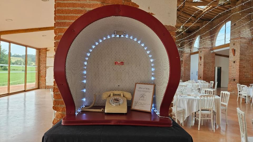 Formule audio — téléphone rétro dans la cabine